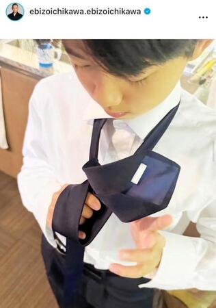 制服を着る新之助。４月１５日付の市川団寿老のインスタグラム＠ｅｂｉｚｏｉｃｈｉｋａｗａ．ｅｂｉｚｏｉｃｈｉｋａｗａより 