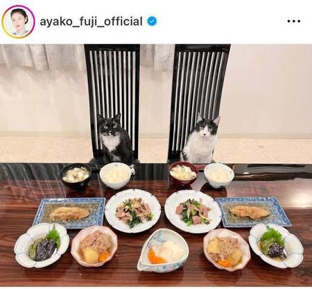 　ホテルのフルコースのような手作りご飯。藤あや子のインスタグラム＠ａｙａｋｏ＿ｆｕｊｉ＿ｏｆｆｉｃｉａｌ（２２年３月６日）より