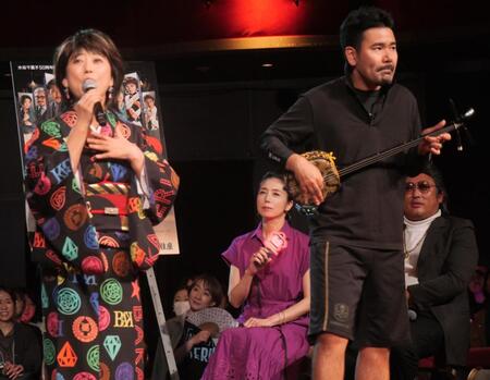 　熱唱する水谷千重子（左）