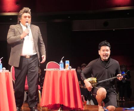 　初対面ながら急に波長が合い、即興で歌い始める倉たけし（左）とまさとし先輩