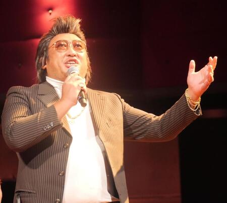 　熱唱する出席した倉たけし