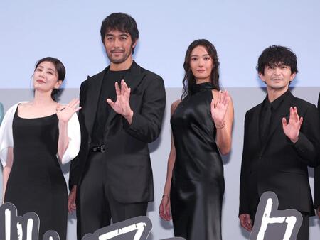 　手を振る（左から）アリッサ・チア、阿部寛、菜々緒、津田健次郎（撮影・金田祐二）