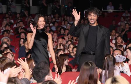 　登場し笑顔で手を振る阿部寛と菜々緒（撮影・金田祐二）