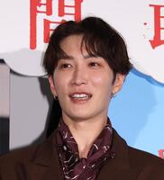 　舞台あいさつに登場した渡辺翔太（撮影・佐々木彰尚）