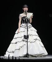 　ファンにあいさつする上國料萌衣（撮影・石井剣太郎）