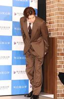 　一礼し会場入りをする田中圭（撮影・佐々木彰尚）