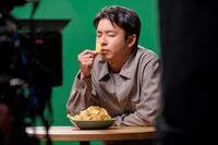 　「堅あげポテト」の新ＣＭに出演する仲野太賀