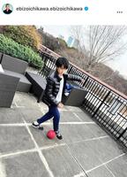 自宅のテラスで。２月１日付の市川団寿老のインスタグラム＠ｅｂｉｚｏｉｃｈｉｋａｗａ．ｅｂｉｚｏｉｃｈｉｋａｗａより 