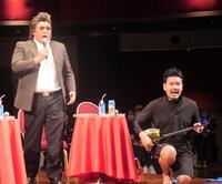 　初対面ながら急に波長が合い、即興で歌い始める倉たけし（左）とまさとし先輩