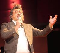 　熱唱する出席した倉たけし