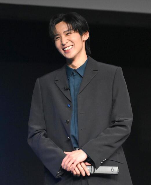 目黒蓮 気品溢れる黒スーツで登場 TVで見たいのは「Snow Man