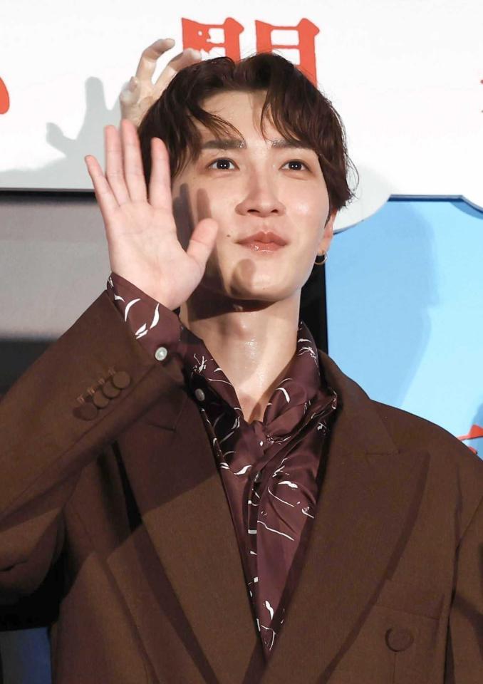 　手を振る渡辺翔太（撮影・佐々木彰尚）