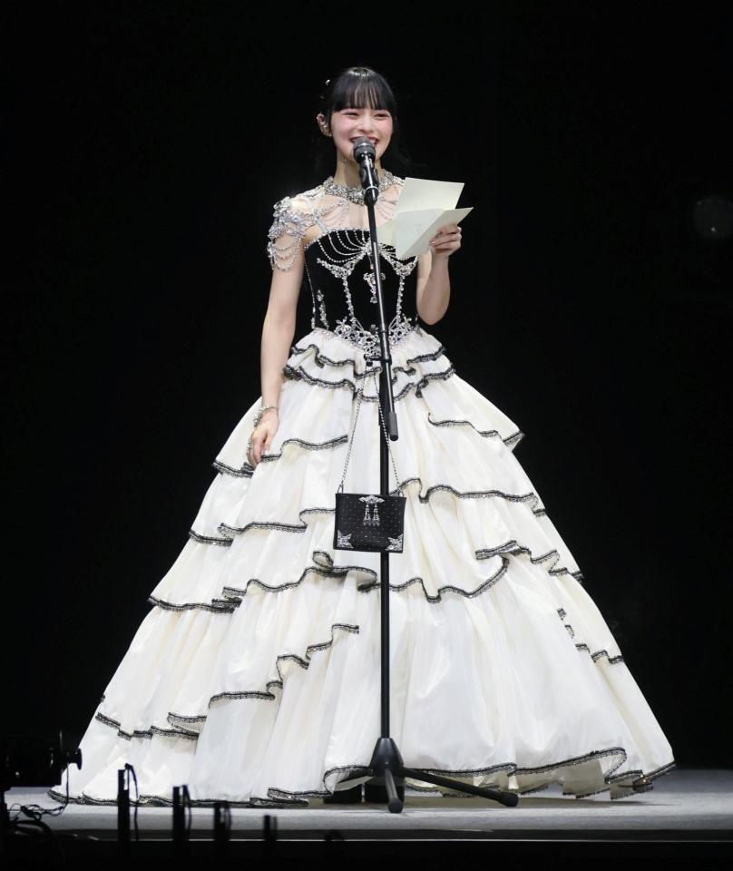 　ファンにあいさつする上國料萌衣（撮影・石井剣太郎）