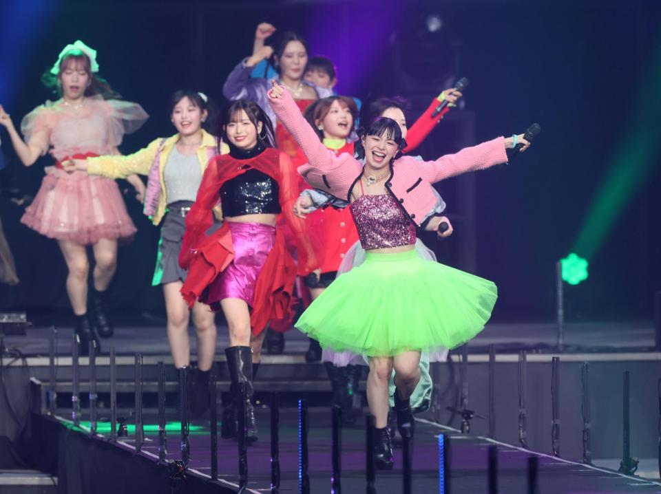 　会場を盛り上げる上國料萌衣（先頭）＝撮影・石井剣太郎