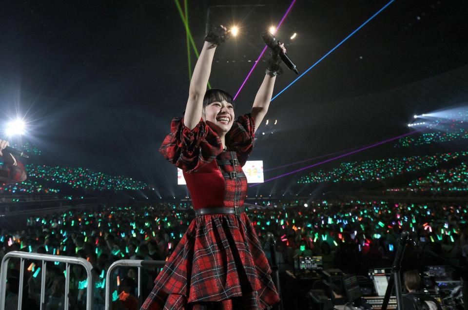 　会場を盛り上げる上國料萌衣（撮影・石井剣太郎）