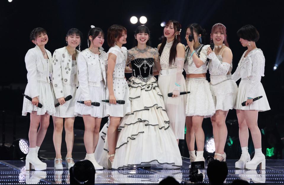 　会場を盛り上げる上國料萌衣（中央）らアンジュルム（撮影・石井剣太郎）