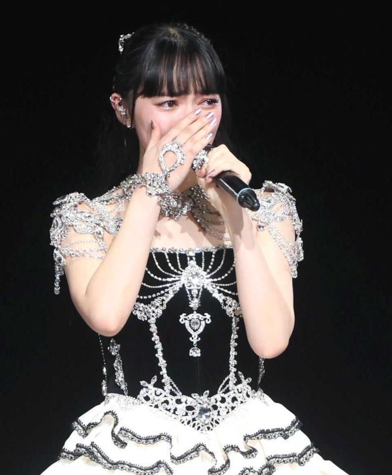 　アンコールで涙する上國料萌衣（撮影・石井剣太郎）