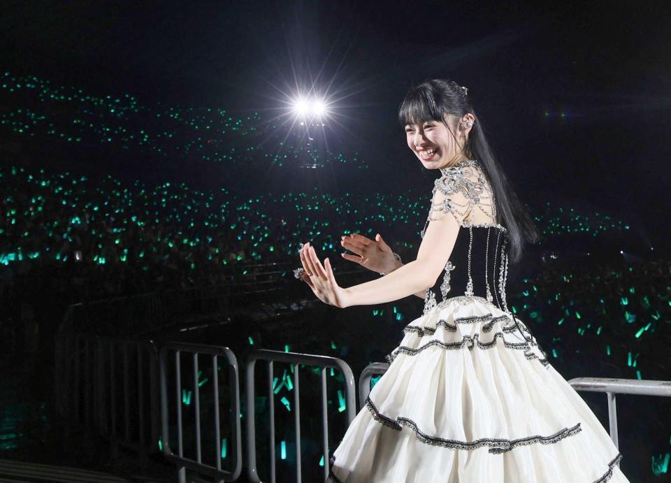 　ファンに別れを告げる上國料萌衣（撮影・石井剣太郎）