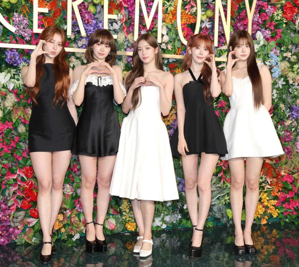 　グリーンカーペットイベントに登場したＬＥ　ＳＳＥＲＡＦＩＭの（左から）ＨＵＨＹＵＮＪＩＮ、ＫＩＭＣＨＡＥＷＯＮ、ＫＡＺＵＨＡ、ＳＡＫＵＲＡ、ＨＯＮＧＥＵＮＣＨＡＥ（撮影・棚橋慶太）