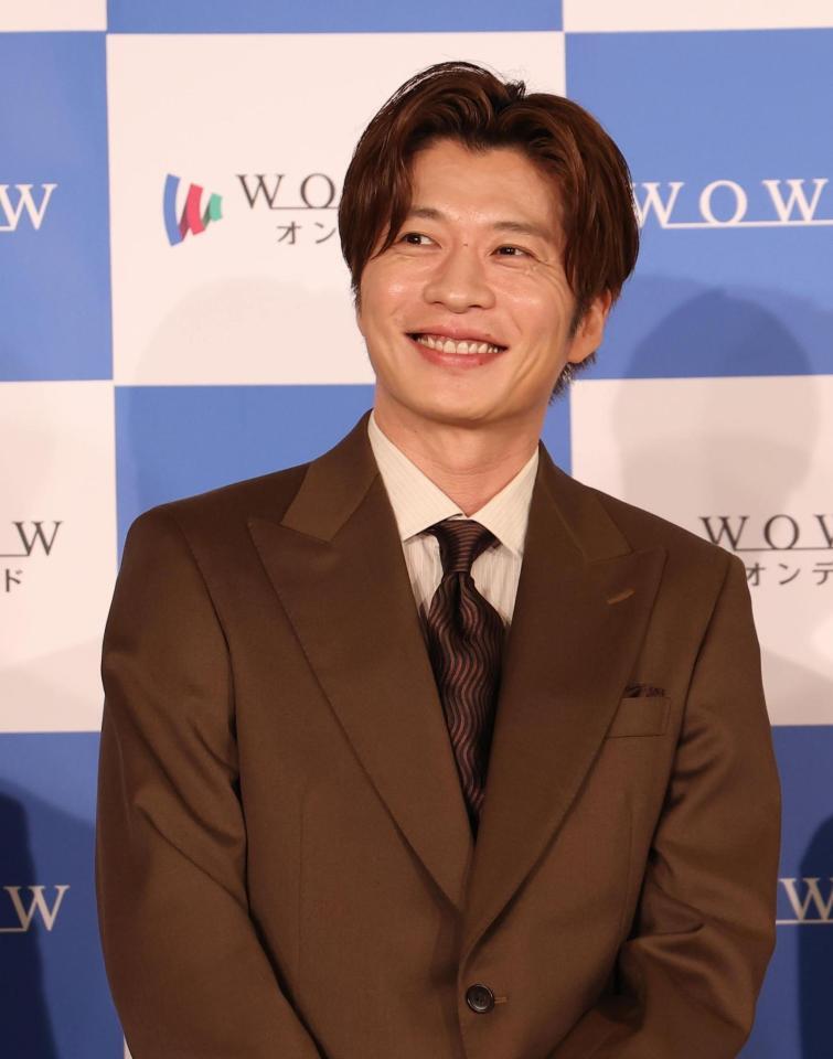 　完成報告会に登場した田中圭（撮影・佐々木彰尚）