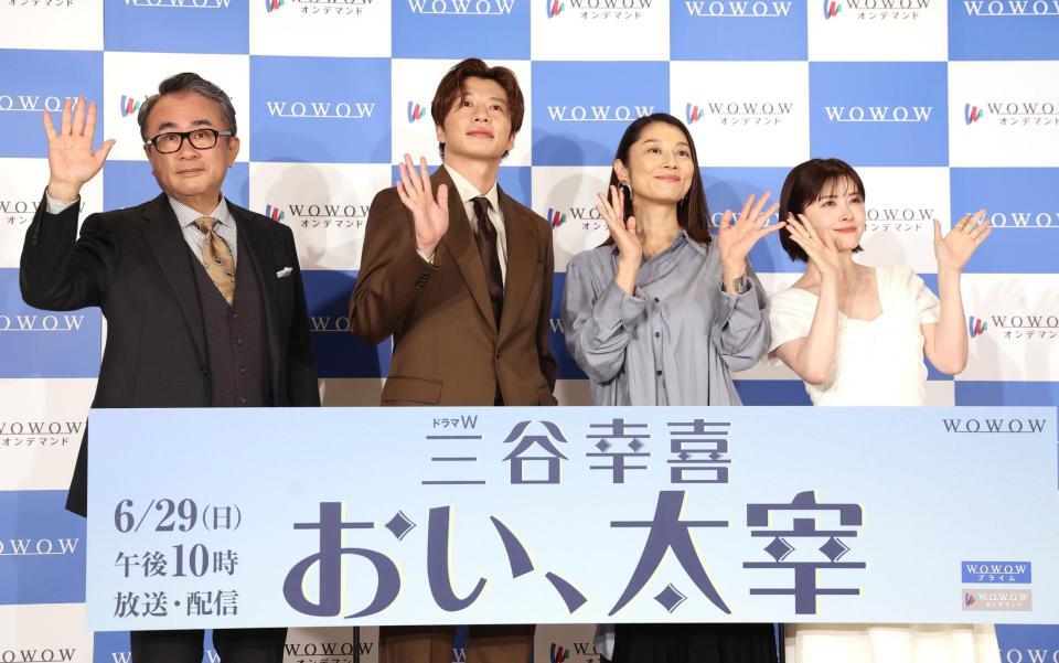 　完成報告会に登場した（左から）三谷幸喜氏、田中圭、小池栄子、宮澤エマ（撮影・佐々木彰尚）