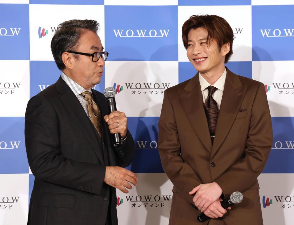 　完成報告会に登場した三谷幸喜氏（左）と田中圭（撮影・佐々木彰尚）