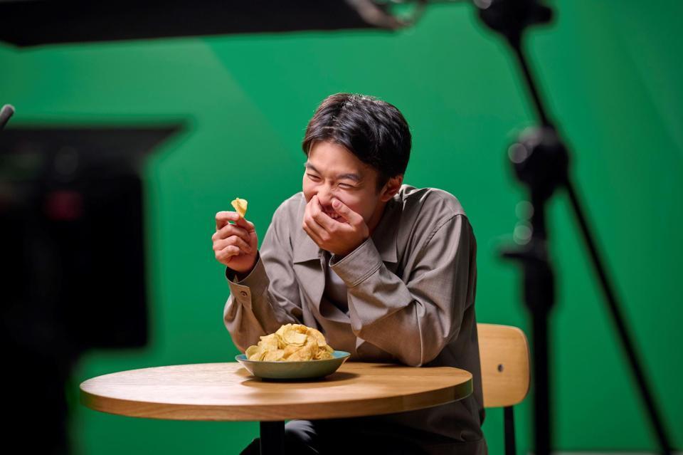 　「堅あげポテト」の新ＣＭに出演する仲野太賀