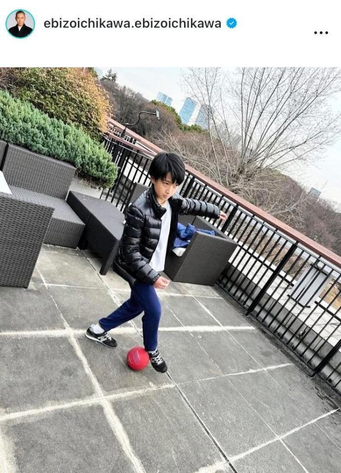 自宅のテラスで。２月１日付の市川団寿老のインスタグラム＠ｅｂｉｚｏｉｃｈｉｋａｗａ．ｅｂｉｚｏｉｃｈｉｋａｗａより 