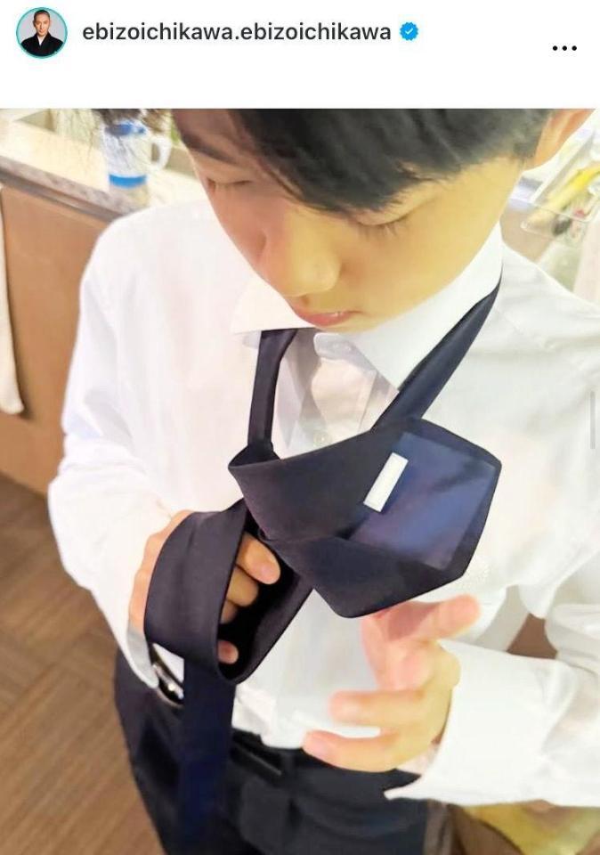 制服を着る新之助。４月１５日付の市川団寿老のインスタグラム＠ｅｂｉｚｏｉｃｈｉｋａｗａ．ｅｂｉｚｏｉｃｈｉｋａｗａより 