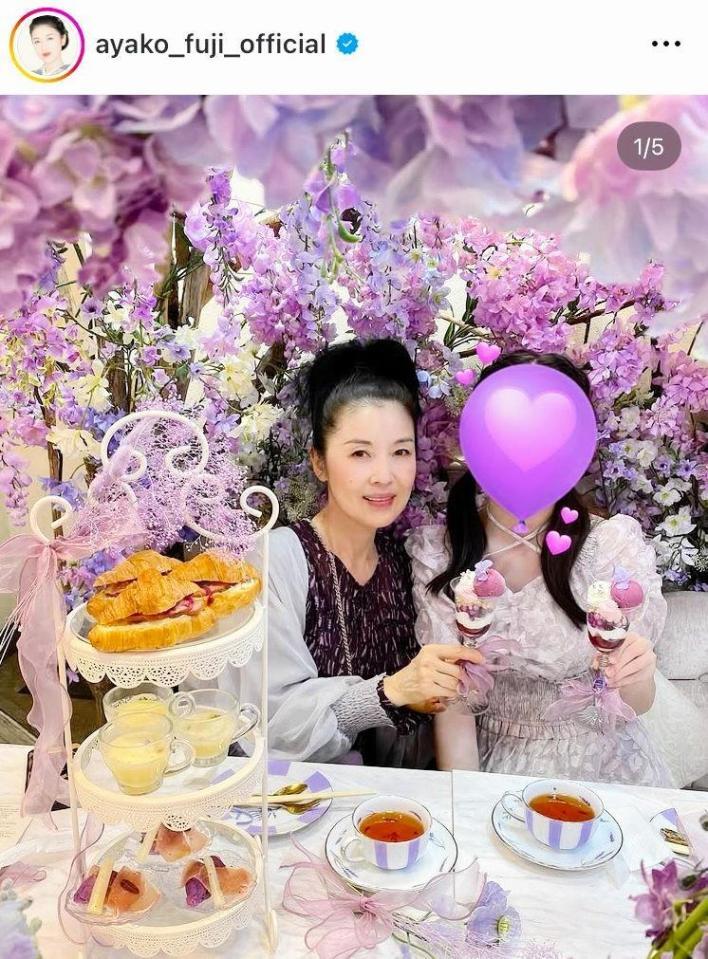 孫娘の「あっちゃん」とアフタヌーンティ。６月７日付の藤あや子のインスタグラム＠ａｙａｋｏ＿ｆｕｊｉ＿ｏｆｆｉｃｉａｌより 