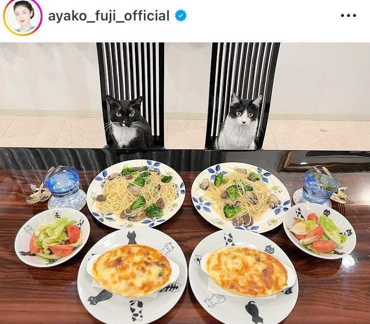 　ホテルのフルコースのような手作りご飯。藤あや子のインスタグラム＠ａｙａｋｏ＿ｆｕｊｉ＿ｏｆｆｉｃｉａｌ（２２年３月６日）より