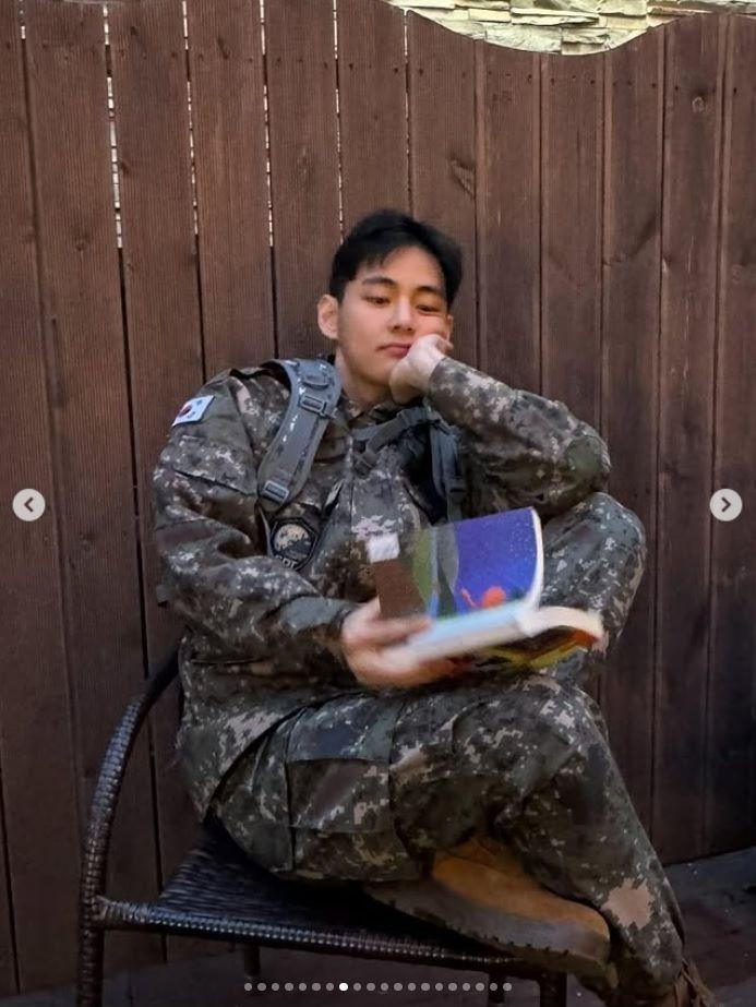 　ＢＴＳ・Ｖの公式インスタグラム＠ｔｈｖより　軍服姿をファンに共有したＶ