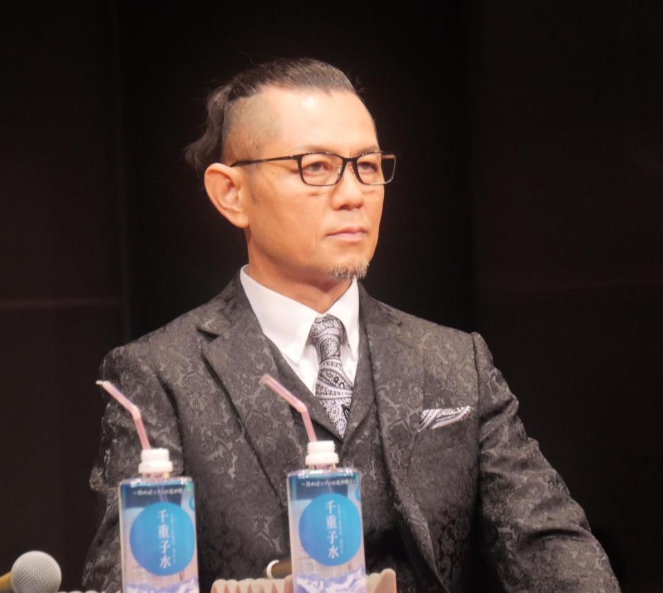 　会見に出席した的場浩司