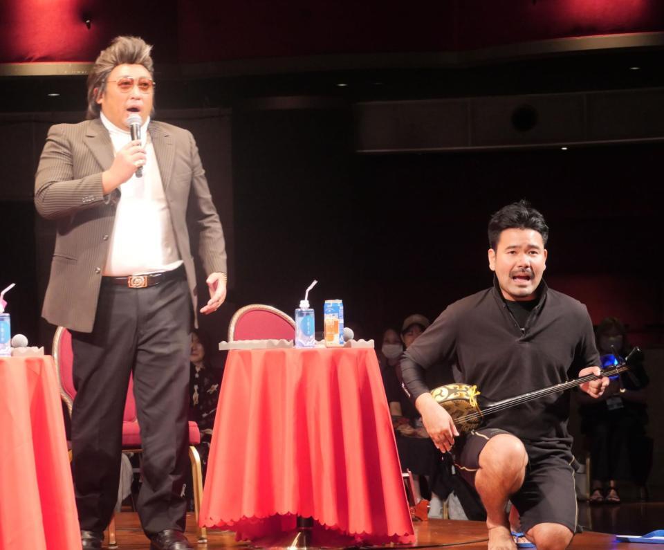 　初対面ながら急に波長が合い、即興で歌い始める倉たけし（左）とまさとし先輩