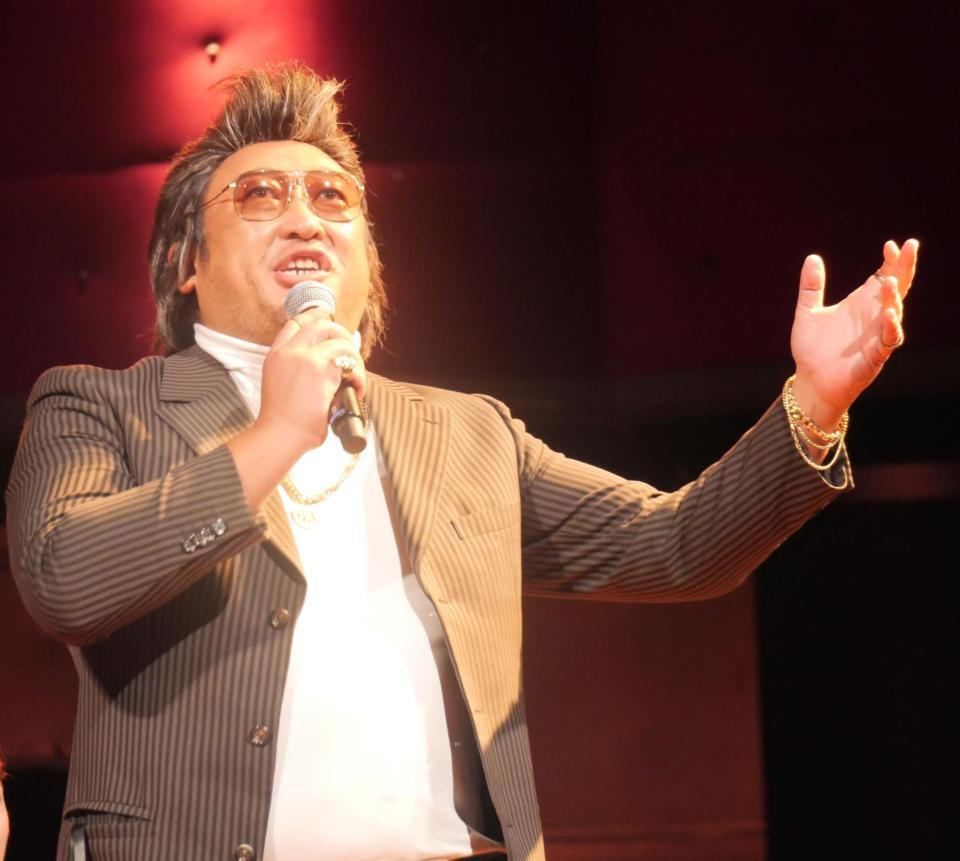 　熱唱する出席した倉たけし