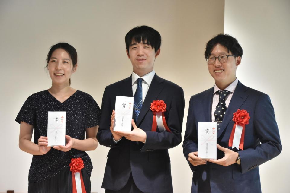 　出席した（左から）福間香奈女流六冠、藤井聡太七冠、井山裕太二冠