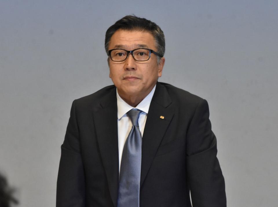 　会見するカンテレの岡宏幸新社長