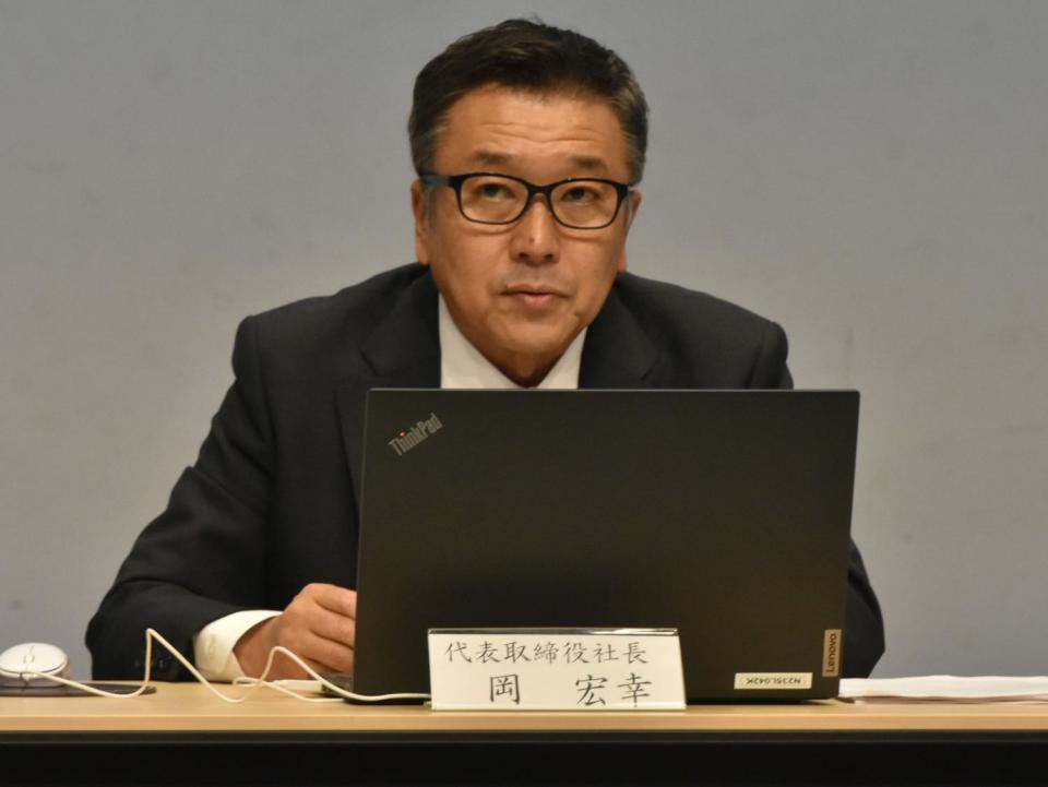 　会見するカンテレの岡宏幸新社長