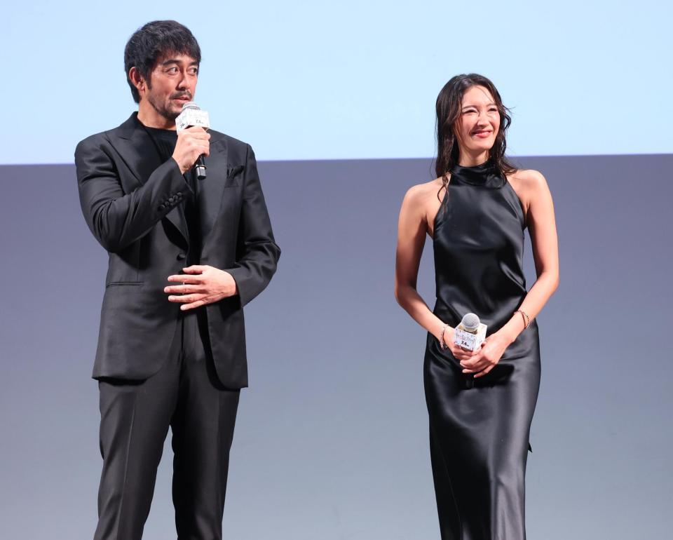 　トークで盛り上げる阿部寛と菜々緒（撮影・金田祐二）