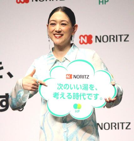 　笑顔を見せるＳＨＥＬＬＹ