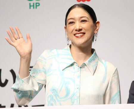 　笑顔で手を振るＳＨＥＬＬＹ