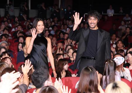 　登場し笑顔で手を振る阿部寛と菜々緒（撮影・金田祐二）