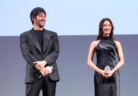 　笑顔の阿部寛と菜々緒（撮影・金田祐二）