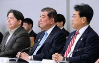　石破茂総理（中央）は本当に大切な議論を国民に指し示すべき