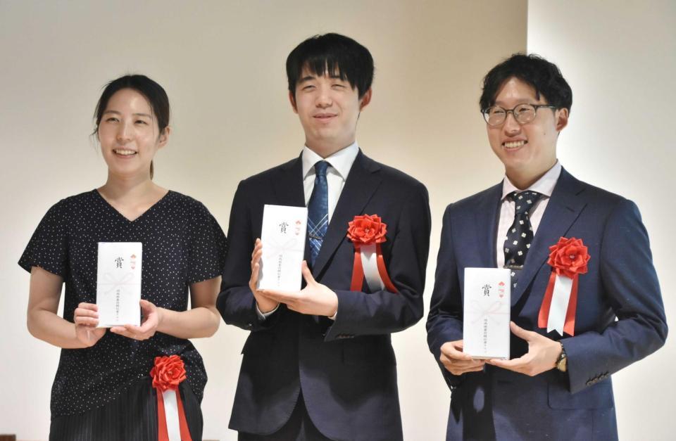 　（左から）福間香奈女流六冠、藤井聡太七冠、井山裕太二冠
