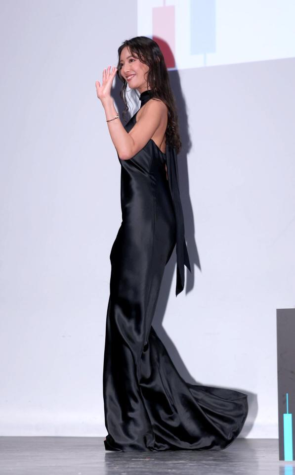 　黒のドレスで登壇した菜々緒（撮影・金田祐二）