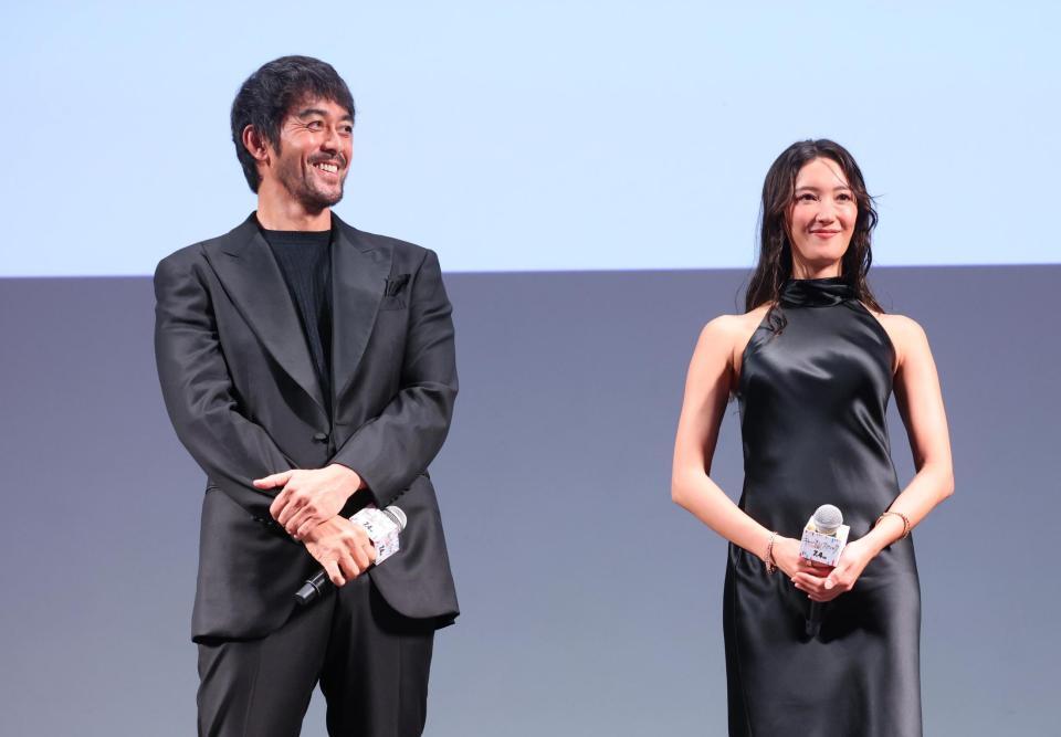 　笑顔の阿部寛と菜々緒（撮影・金田祐二）