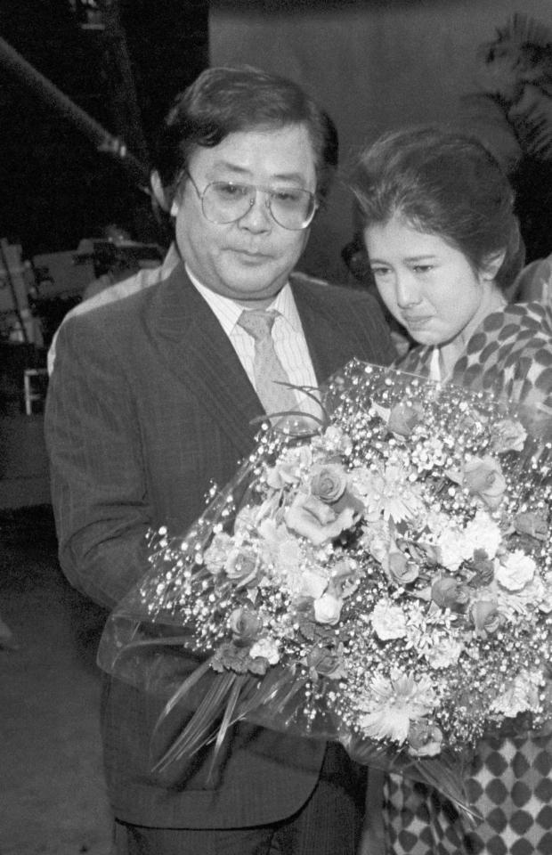 １９８５年９月、ＮＨＫ連続テレビ小説「澪つくし」の撮影が終了し、主演の沢口靖子さん（右）に花束を渡すジェームス三木さん