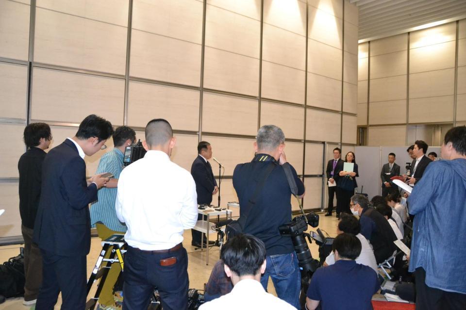 　報道陣の囲み取材に応じた日本テレビの福田博之社長（奧）