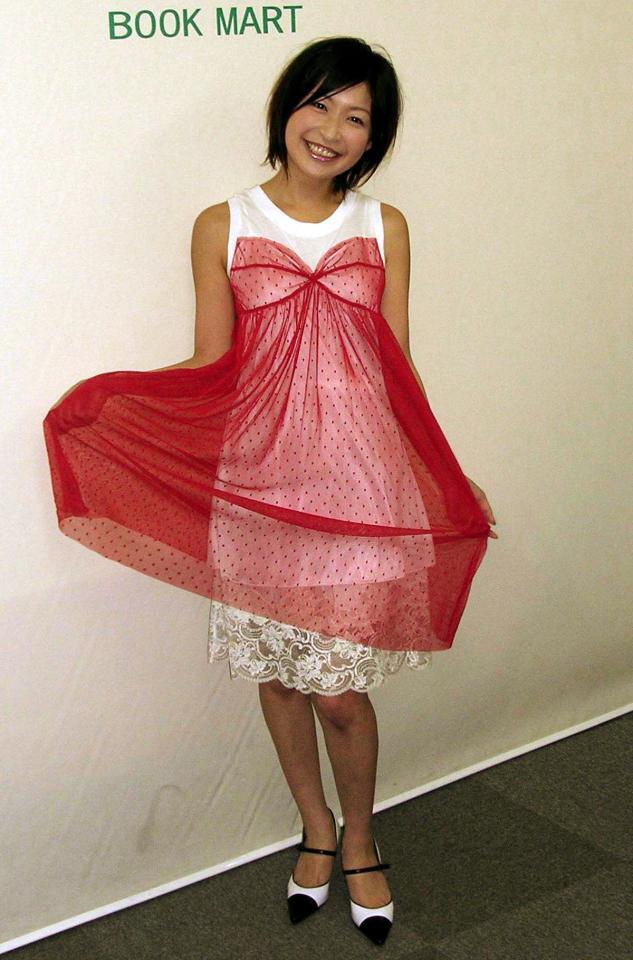 　トレカ発売イベントを行った小野真弓＝２００５年撮影